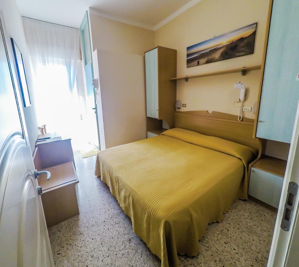 Hotel Simplon Белларія-Іджеа-Марина Номер фото
